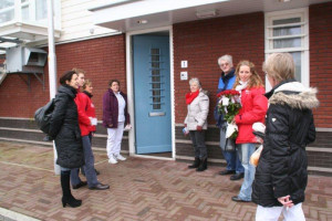 PvdA Aalsmeer deelt Valentijnsrozen uit